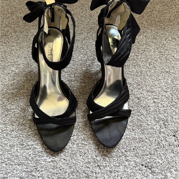 Le Chateau Elegant Black Bow Heels - Picture 2 of 9